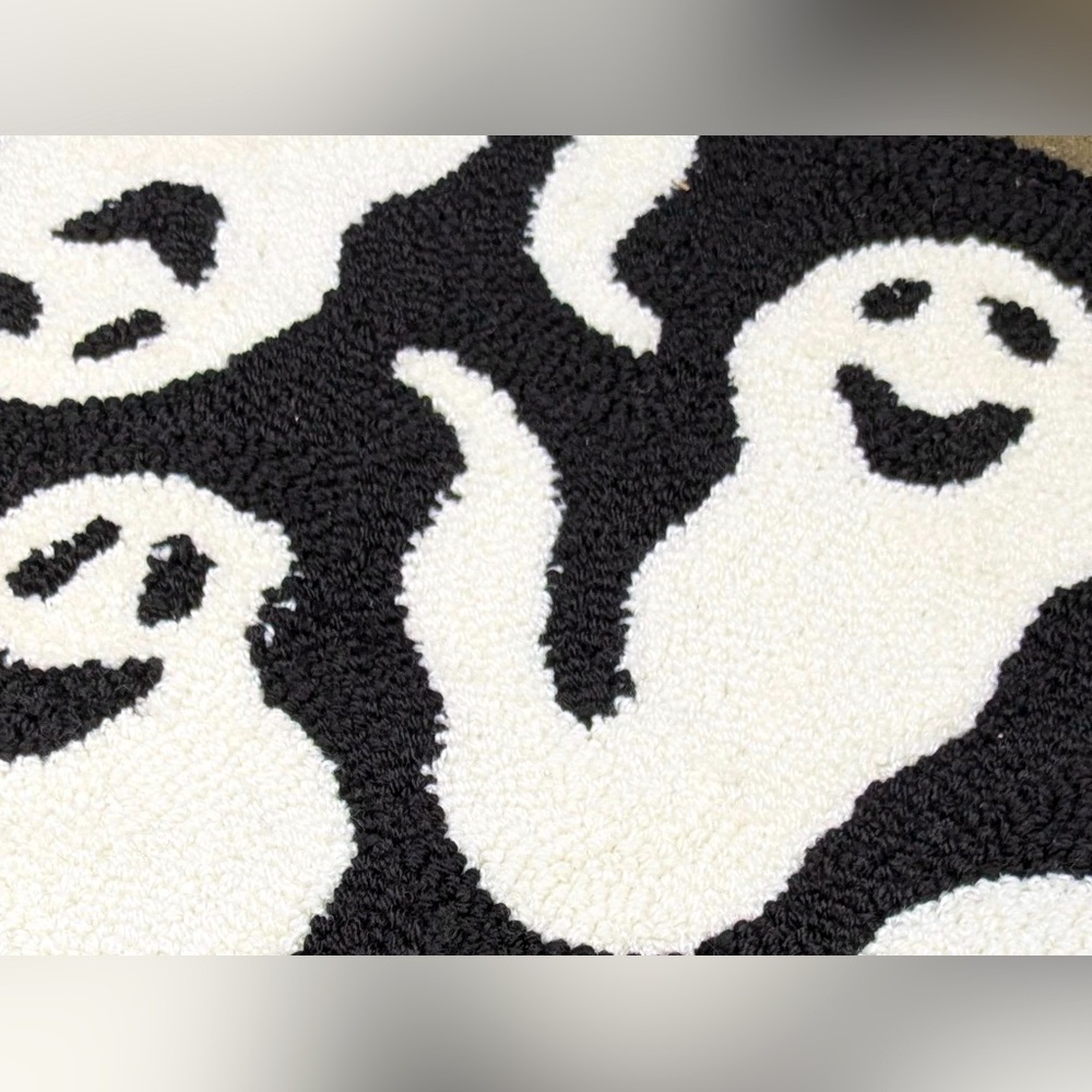 👻 NWT Loloi Halloween Oversized Accent Rug Black & White Ghost Runner Rug - Picture 4 of 5